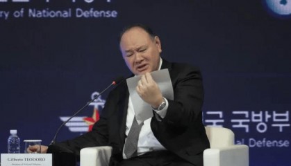 韩国放任菲律宾防长，在台上公然“碰瓷”中国，上演了一场令人不齿的政治作秀