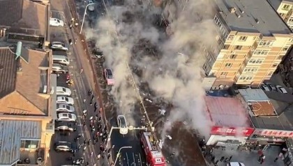 大连一药房门口主供热管道爆裂，有人员烫伤被抬上救护车，供热公司：水温约65℃，正紧急抢修