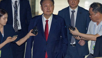 尹锡悦再次缺席内乱案庭审 律师称其虚弱到“连楼梯都爬不动”