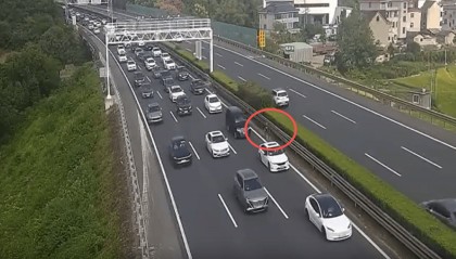 小男孩独自在高速上奔跑，过往车辆纷避让，家长下车方便时娃丢了