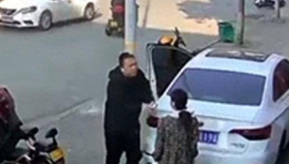 河南怀孕女店主因停车纠纷被推倒，警方回应：正在依法处理中！