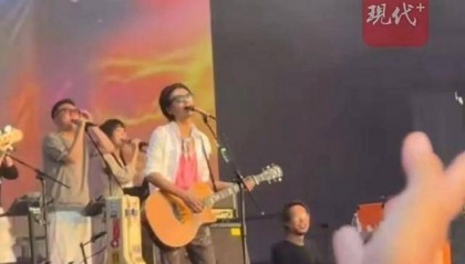 知名男歌手当场宣布停演！数次哽咽