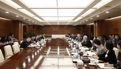 美方代表团来到北京，跟李成钢部长直接对上线，说起话来客客气气的