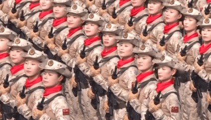 “民兵方队中一眼就认出了她，我们的陈老师！”