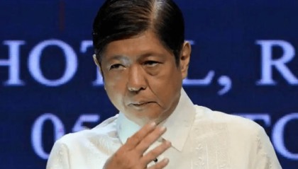 菲律宾人直接掏出枪，中方在南海勇斗侵权船只，中方海警队队员高喊：谁怕死谁就输
