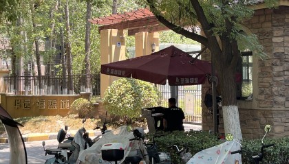 保安猝死岗亭后 同事和业主称环境改善