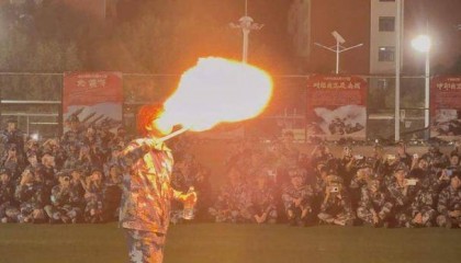 兰州大学军训期间大一女生表演川剧吐火，校方：学生来自东北，因个人爱好自学