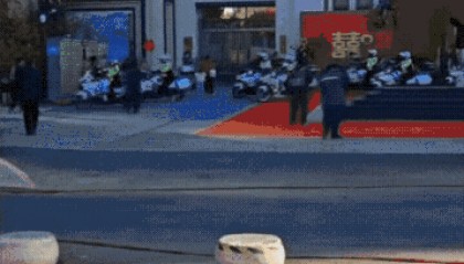 8人穿“警服”为婚礼开路？后续来了！