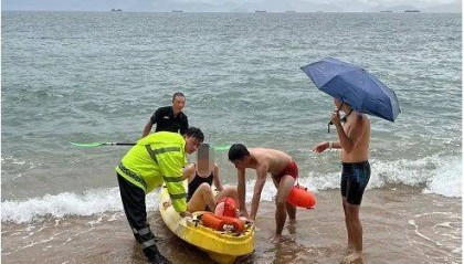 暴雨突袭！深圳知名景区3名游客被冲散，1人不幸失联！他们顶着浪头生死搜寻……