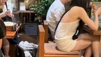王思聪带新妹子在日本吃饭，正宫懒懒在直播中否认分手，网友懵了