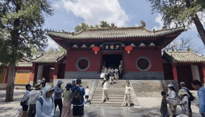 少林寺现场直击：新住持微笑挥手进入围挡的方丈室