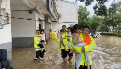 民房在暴雨中被淹，老河口警方紧急转移群众