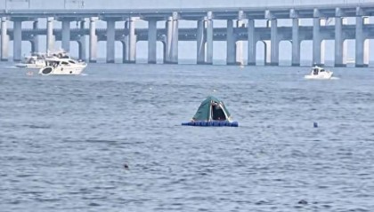 游客在海面搭建移动帐篷露营，大连海警：不违规，但需注意安全