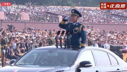 韩胜延担任阅兵总指挥，曾长期在空军服役，2006年被评为全军优秀指挥军官