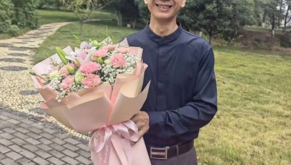 教师突发疾病离世 女儿发帖征集学生记忆
