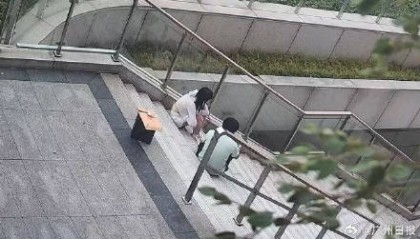 情侣吵架男方扔下玉镯名酒追女友，返回后发现财物都不见了，民警循迹快速找回