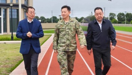 九江市委常委、九江军分区大校司令员丁庆顺到九江卫生健康职业学院（九江市卫生学校）视察2025级新生军训工作