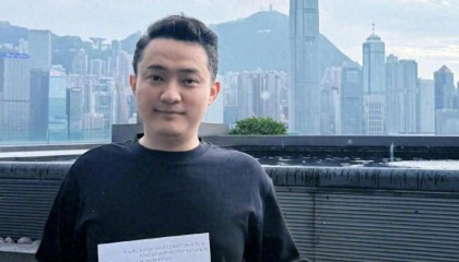 孙宇晨上传照片自证仍在香港九龙，并称“不用信人，信链”，此前有消息称“他离港去避风头”