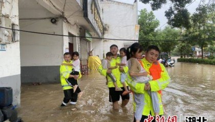 民房暴雨中被淹 老河口警方蹚水转移群众