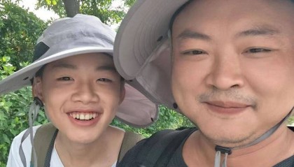 他陪13岁儿子从深圳徒步回湖南：脚都走“废”，儿子开心就好