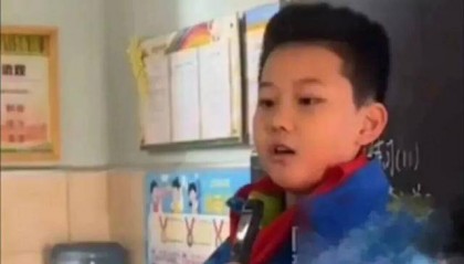 校服被写侮辱性文字，9岁男孩勇敢发声！全网点赞