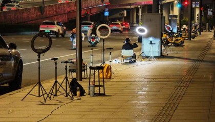 100米有近20个直播间，深夜的成都街头为何“长满”主播？