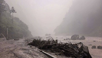 西藏吉隆泥石流灾害现场画面：或有人员失联，我方一侧前往吉隆口岸的道路、通信等中断