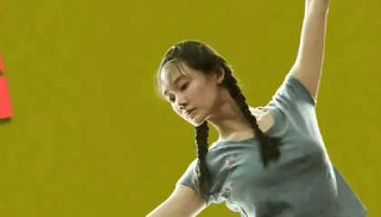 苗苗淡出荧幕三年抱仨被嘲生育机器，如今和郑恺陪儿女海外游学，是牺牲还是选择？
