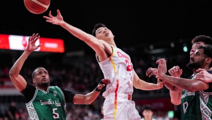 被沙特吓出一身冷汗，锋无力的中国男篮惊险晋级亚运会四强