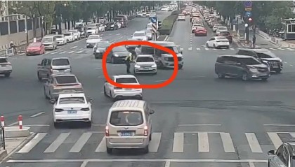 “我开不了车了”，杭州临平早高峰交警“代驾”紧急送医