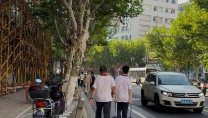 事发上海校门口！学生上学像闯关：夹缝中慢慢腾挪，与非机动车迎面对冲…家长担忧：何时是头
