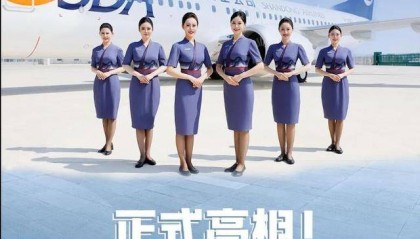 山东航空空姐换穿平底鞋引关注 国内多家航司空姐此前已换穿平底鞋
