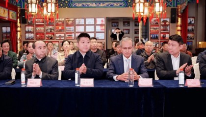吉尔吉斯斯坦前总理奥托尔巴耶夫拜访著名文化学者廖彬宇