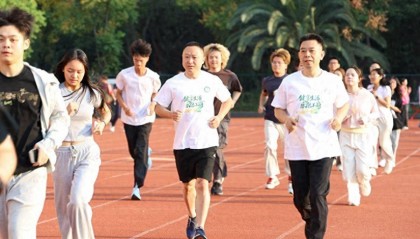 大学校长邀约晨跑后续：校长、党委书记与新生一起跑步