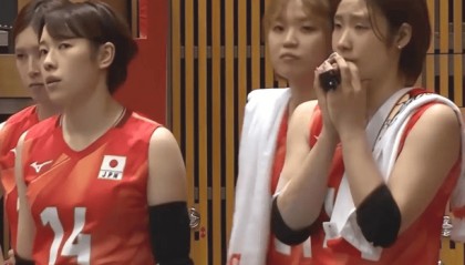 日本女排颁奖全程黑脸！曾10-2领先遭逆转队员落泪，日媒直言心理被击溃