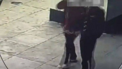 男子身着“上将军装”，声称“身份保密”，警方：何某某编造军人身份被拘留，“为在新女友面前塑造良好形象”