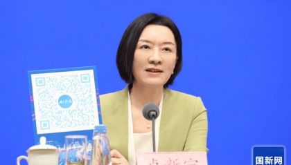 广西壮族自治区党委常委、副主席卢新宁，带来一个二维码
