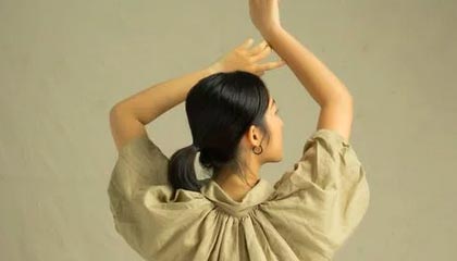 四川一女子趁算命老人熟睡，拿走其桌上现金，被监控拍下全程；附近商户查监控发现后帮忙追回
