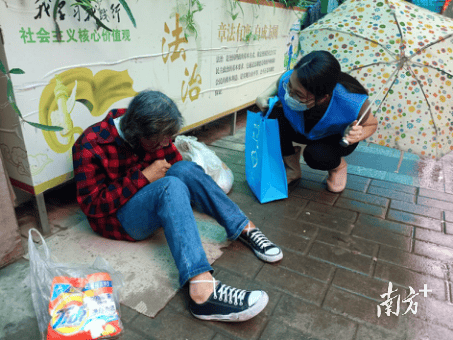 暴雨中，东莞社工织密防汛安全网