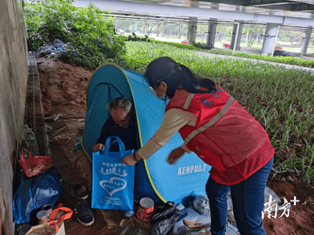 暴雨中，东莞社工织密防汛安全网