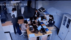 演技爆发时刻！欢声笑语中拿下网逃人员