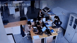 演技爆发时刻！欢声笑语中拿下网逃人员