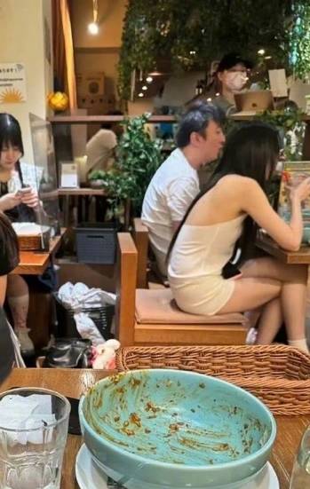 王思聪带新妹子在日本吃饭，正宫懒懒在直播中否认分手，网友懵了