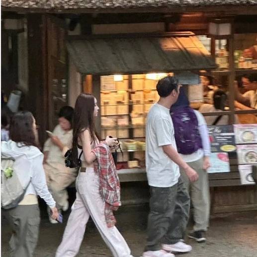 王思聪带新妹子在日本吃饭，正宫懒懒在直播中否认分手，网友懵了