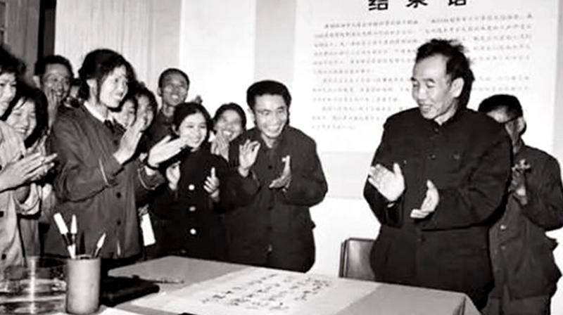 十一届三中全会后，他被任命为副总理，坚决支持修建三峡工程