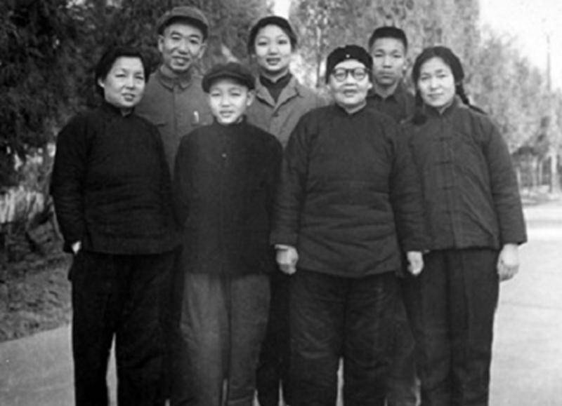 十一届三中全会后，他被任命为副总理，坚决支持修建三峡工程