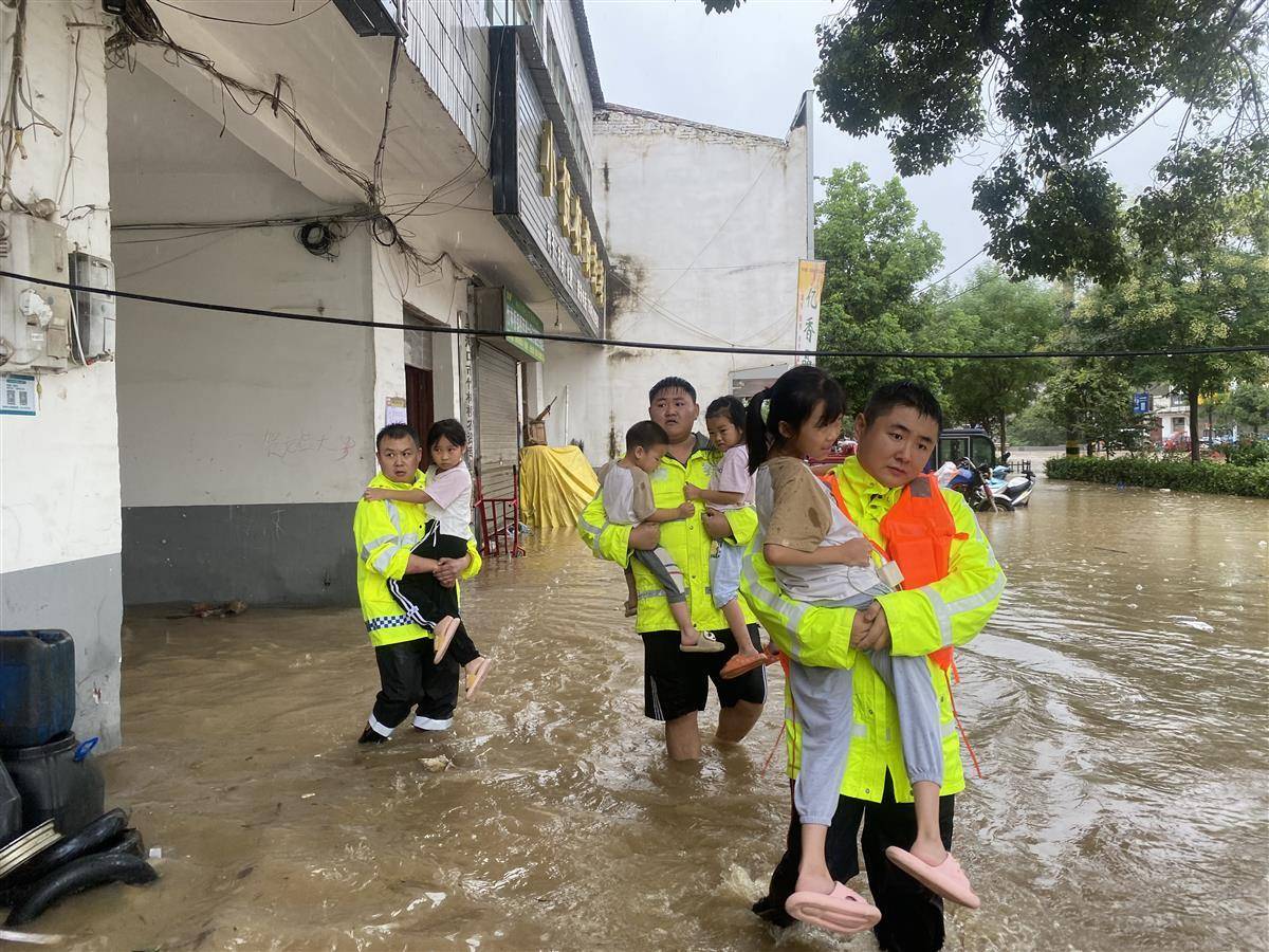 民房在暴雨中被淹，老河口警方紧急转移群众