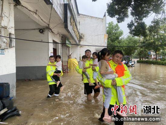 民房暴雨中被淹 老河口警方蹚水转移群众