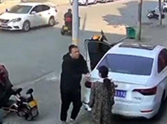 河南怀孕女店主因停车纠纷被推倒，警方回应：正在依法处理中！