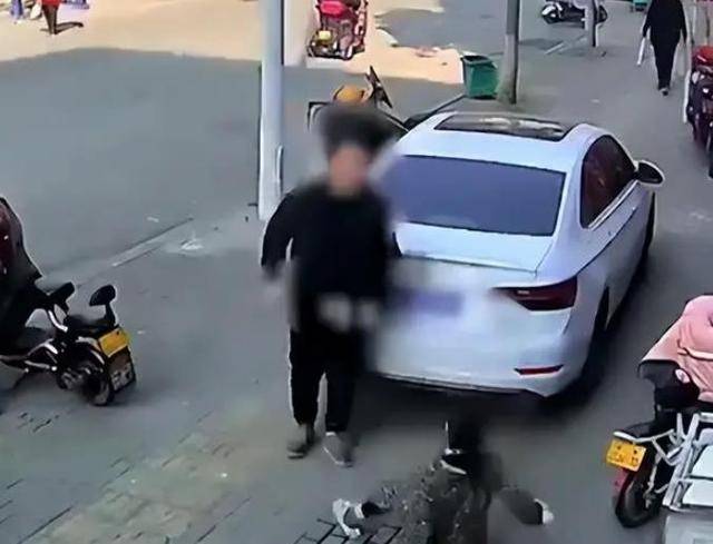 河南怀孕女店主因停车纠纷被推倒，警方回应：正在依法处理中！